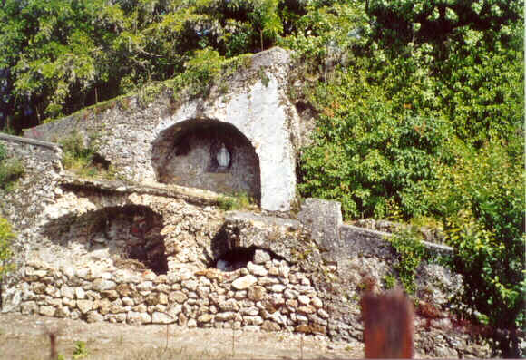 Une statue de la Vierge
